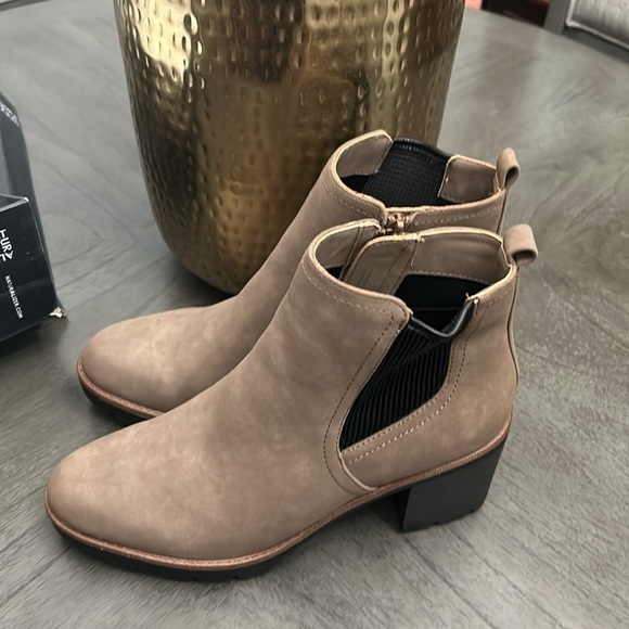 NATURALIZER Madalynn-Gore Lug Sole Booties - Picture 6 of 7